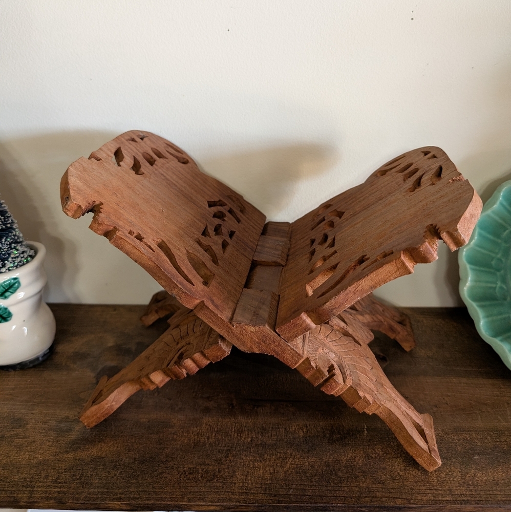Large Hand Carved Sheesham Wood Lion Motif Book Stand ( Vintage ) - Picture 4 of 10